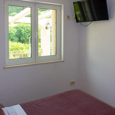 Divna And Apartmán Račišće